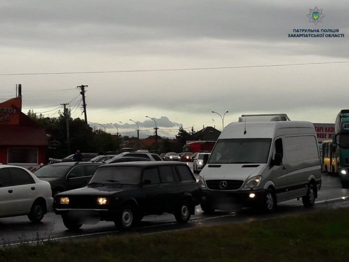 На виїзді з Ужгорода було ускладнено рух транспорту: мітингували власники "євроблях" – 02