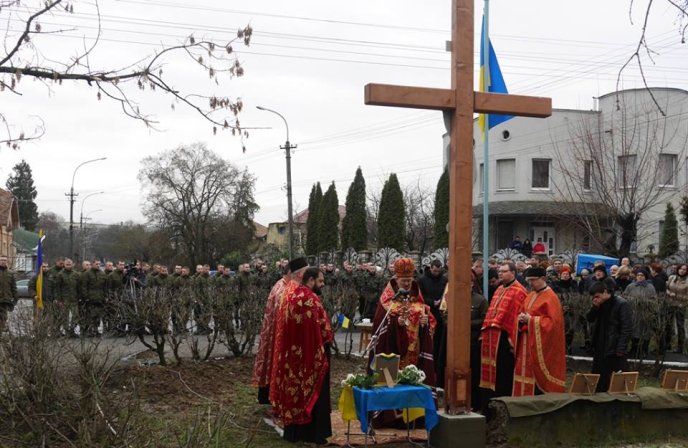 На площі Віталія Постолакі в Ужгороді до Дня пам’яті Небесної Сотні встановили і освятили хрест – 23