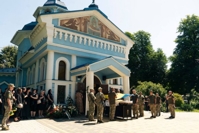 У Мукачеві поховали Героя, який захищав Україну на фронті – 03 У Мукачеві поховали Героя, який захищав Україну на фронті – 03