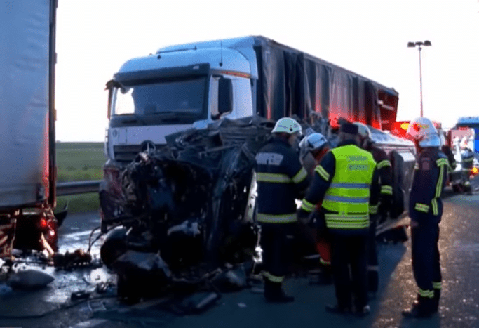 Мікроавтобус прямував до Чехії: загинули українські заробітчани – 01