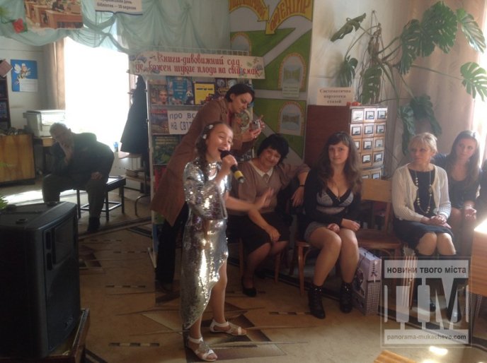 Мукачівських бібліотекарів у їх професійне свято вітали мер міста разом із заступником (ФОТО) – 06 Мукачівських бібліотекарів у їх професійне свято вітали мер міста разом із заступником (ФОТО) – 06