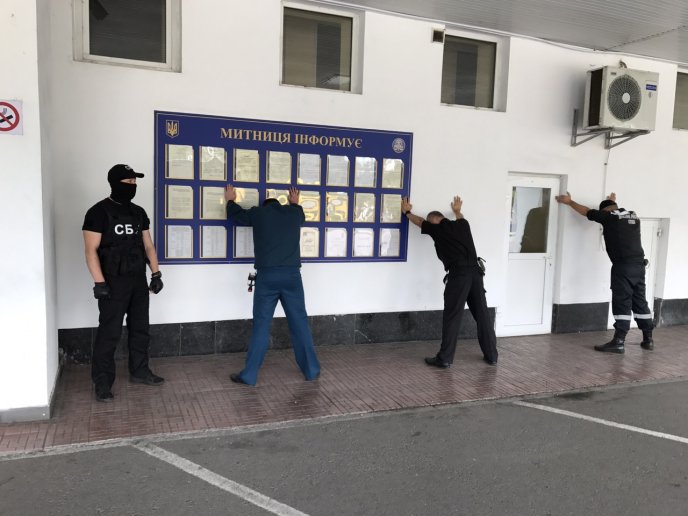 На КПП "Тиса" СБУ затримали прикордонників та митників, які вимагали гроші від водіїв українських мікроавтобусів з Італії, – ЗМІ – 04