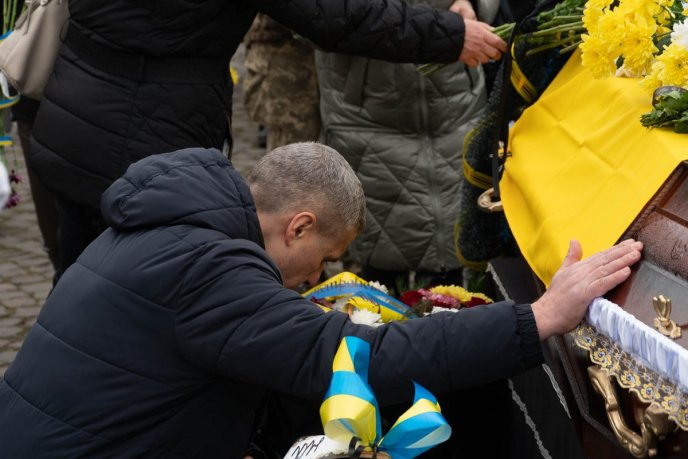 В Ужгороді з військовими почестями поховали полеглого захисника – 08