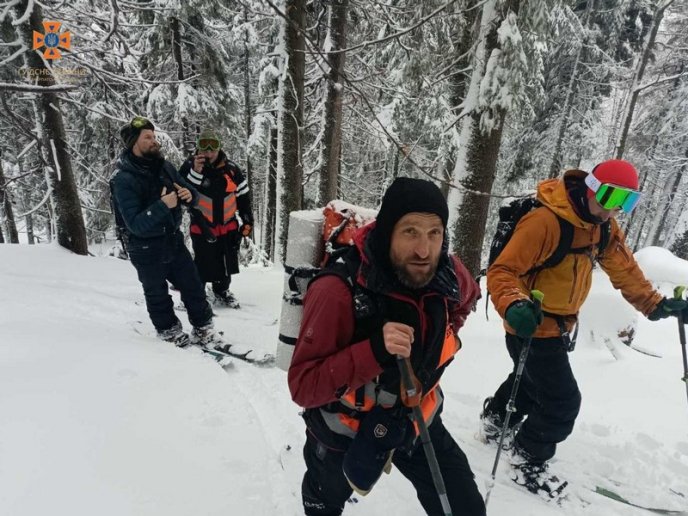Рятувальники знайшли лижників, які заблукали в горах – 02