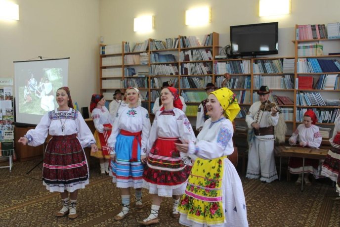 У Закарпатській обласній бібліотеці презентували книги і танцювали народні танці – 01