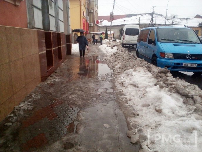 У Мукачеві тротуари та вулиці залиті водою, подекуди суцільний лід – 04