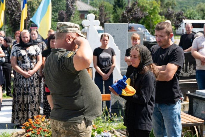 Ужгород схилив голову перед загиблим воїном – 05