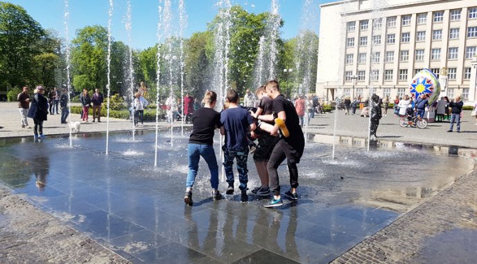 Поливаний понеділок: ужгородці кидають одне одного у фонтан – 07 Поливаний понеділок: ужгородці кидають одне одного у фонтан – 07