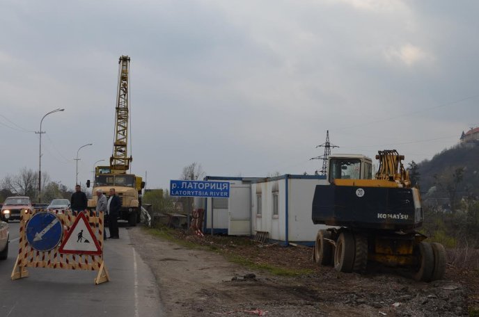 У Мукачеві розпочали ремонтувати міст на Берегівській об’їзній. Рух транспорту обмежений – 02 У Мукачеві розпочали ремонтувати міст на Берегівській об’їзній. Рух транспорту обмежений – 02