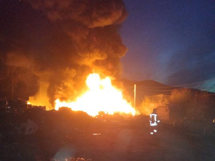 Рятувальники оприлюднили фото нічної пожежі у Хусті – 03