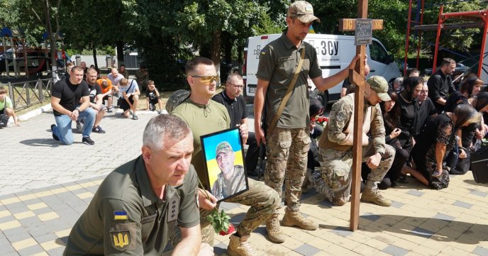 У Мукачеві попрощалися з полеглим воїном, який добровільно став на захист України – 02