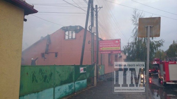 У мікрорайоні Паланок вогонь повністю знищив дах одного із будинків (ФОТО) – 05