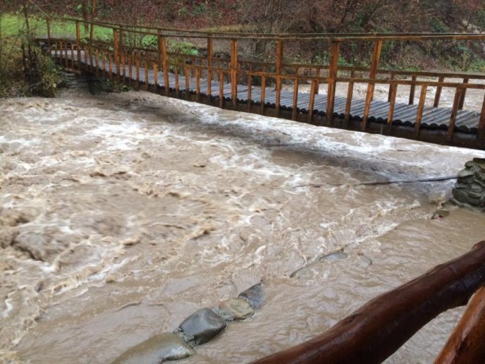 Через сильні зливи вода підтопила відомий закарпатський курорт "Лумшори" – 04 Через сильні зливи вода підтопила відомий закарпатський курорт "Лумшори" – 04