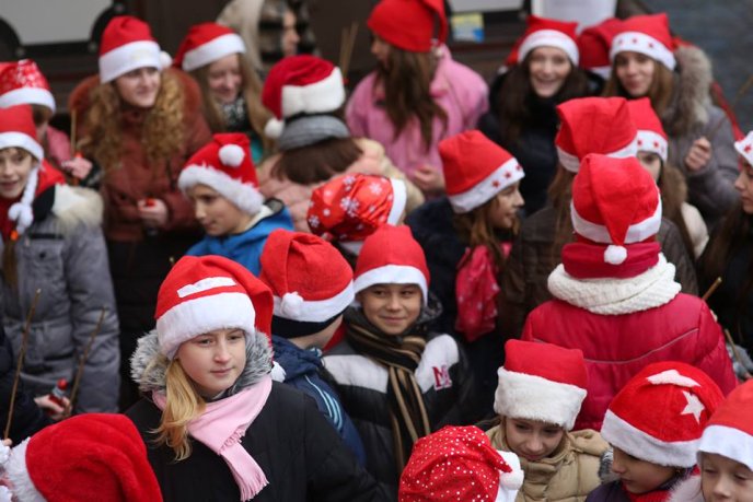 В Ужгороді "католицькі" миколайчики привітали містян зі святом – 02