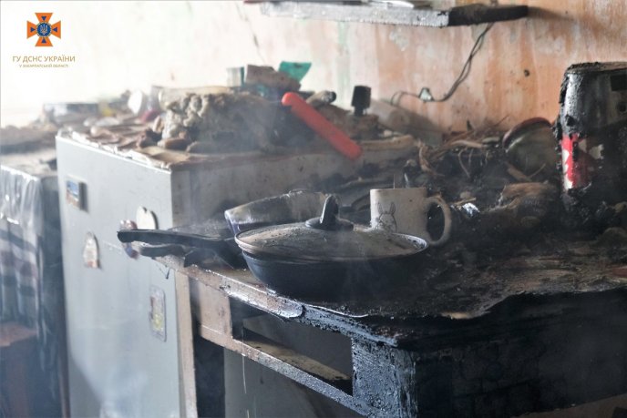 Пожежа в гуртожитку в Ужгороді: фото та подробиці від рятувальників – 11 Пожежа в гуртожитку в Ужгороді: фото та подробиці від рятувальників – 11