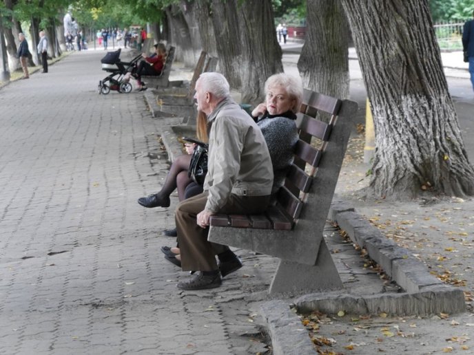 У центрі Ужгорода вандали понищили лавиці – 05