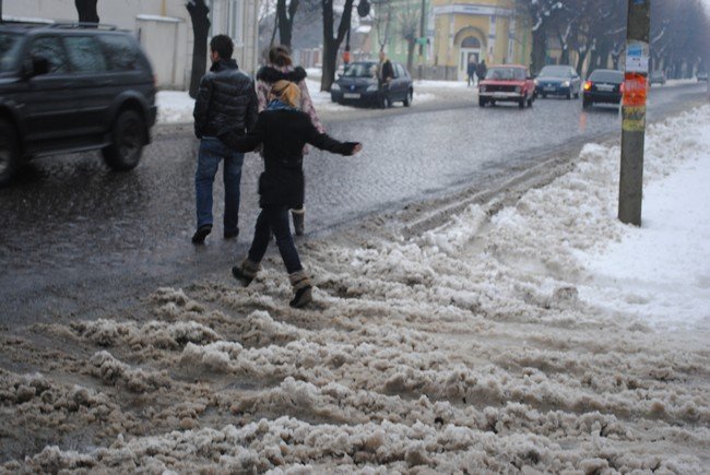 Мукачівці та їх автомобілі потопають у сніговій каші (ФОТОРЕПОРТАЖ) – 06 Мукачівці та їх автомобілі потопають у сніговій каші (ФОТОРЕПОРТАЖ) – 06