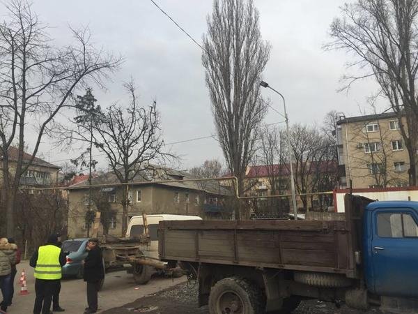 В Ужгороді вантажівка пошкодила легковий автомобіль – 03