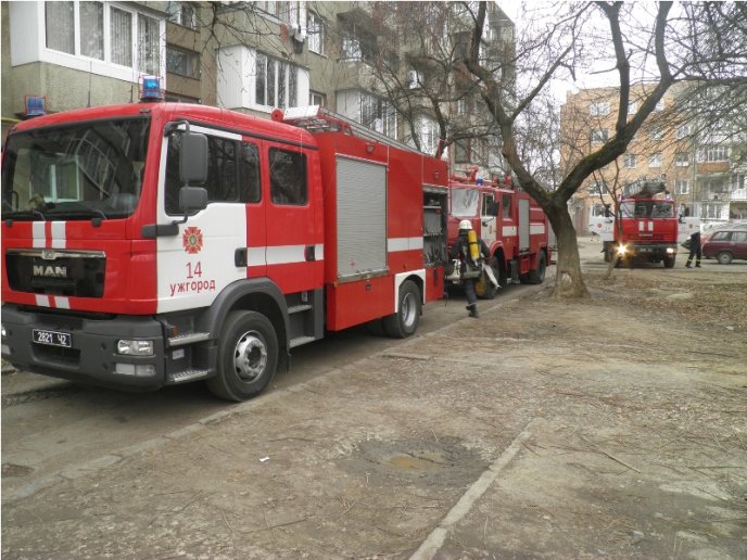 Пожежа в багатоповерхівці Ужгорода: рятувальники підозрюють, що сміття міг хтось підпалити – 01 Пожежа в багатоповерхівці Ужгорода: рятувальники підозрюють, що сміття міг хтось підпалити – 01