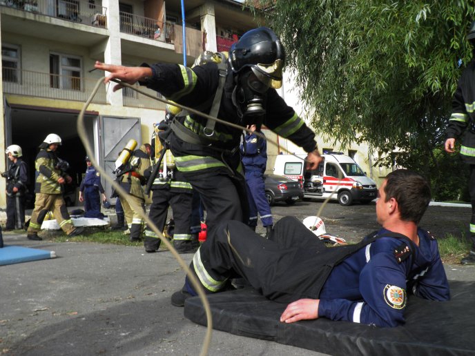 У Берегові рятувальники демонстрували професійну майстерність та визначали кращих газодимозахисників – 04