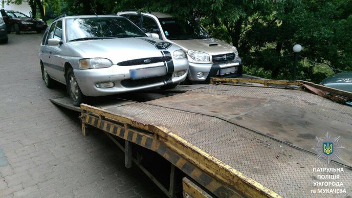 Зранку в Ужгороді евакуатор забрав автівку, яка заблокувала виїзд іншим водіям із двору – 04
