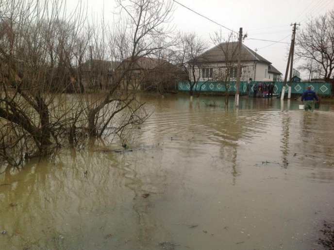 Мукачівський район у воді: підтоплено 150 дворогосподарств, людям підвозять питну воду (ФОТО) – 03