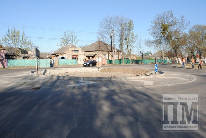 Кільцева розв’язка на перехресті вулиць Франка та Токаря обійшлася Мукачеву у понад півмільйона гривень (ФОТО) – 03
