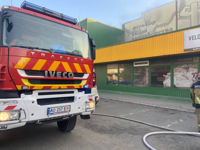 В Ужгороді під вечір горів магазин: відомо, де трапилась пожежа – 03