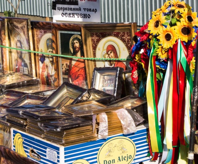 Набережна Мукачева, перед монастирем, нагадує торгову алею (ФОТО) – 09