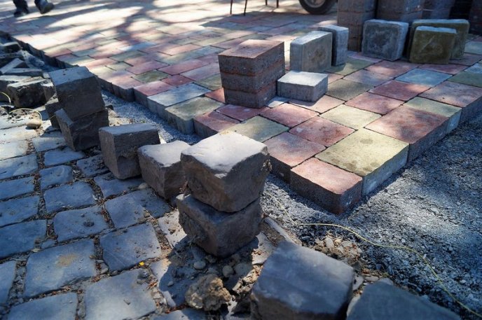 У Мукачеві облаштовують нові тротуари – 01