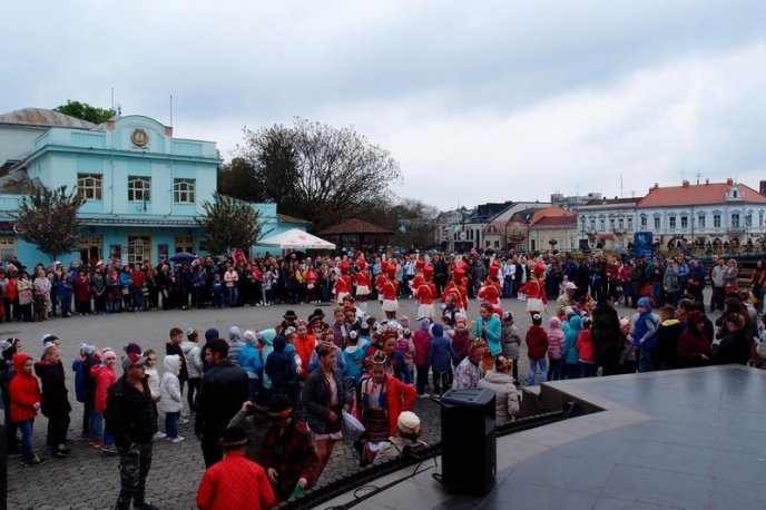Як закарпатці в центрі Ужгорода танцювали – 03