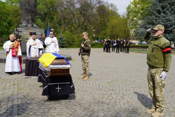 Область попрощалась із загиблим захисником, який довгий час вважався зниклим безвісти – 01