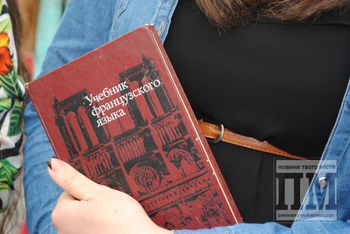 Молодь Мукачева влаштувала флешмоб "Місто читає" (ФОТО) – 01