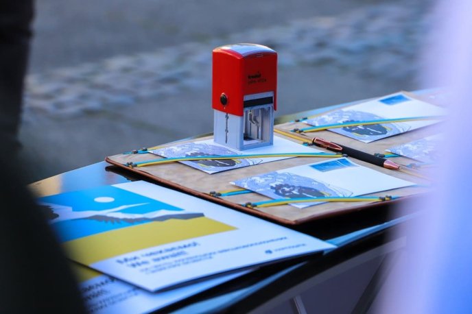 В Ужгороді погасили марки «Ми чекаємо!», які обирали усією країною – 02