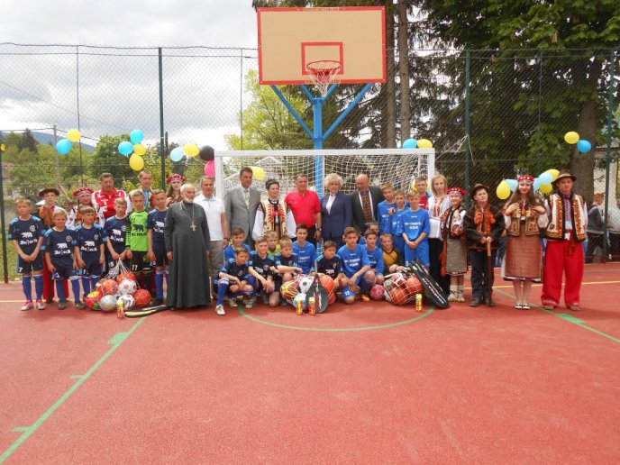 У селищі Ясіня офіційно відкрили спортивний майданчик – 05