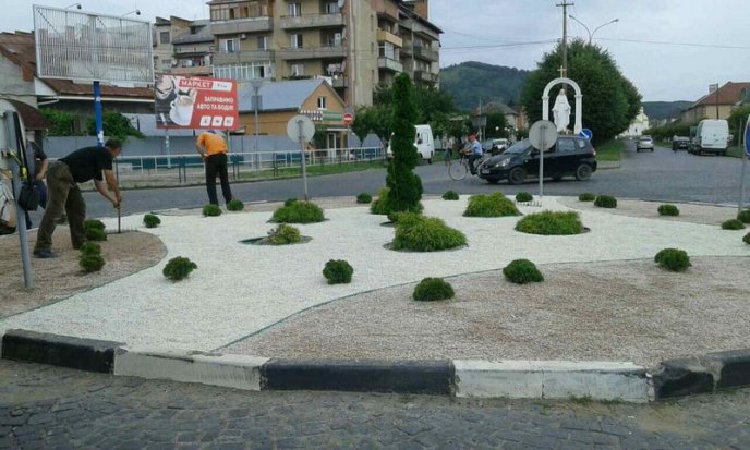 У Мукачеві облагородили кільцеву розв’язку – 10