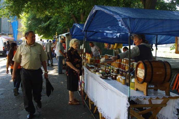 В Ужгороді ласують солодким продуктом на "Медовому Спасі" (ФОТОРЕПОРТАЖ) – 03