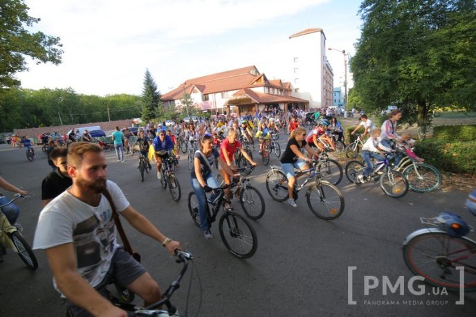 Велозаїзд у День Незалежності України та "кольоровий" флешмоб у Мукачеві: як це було – 13