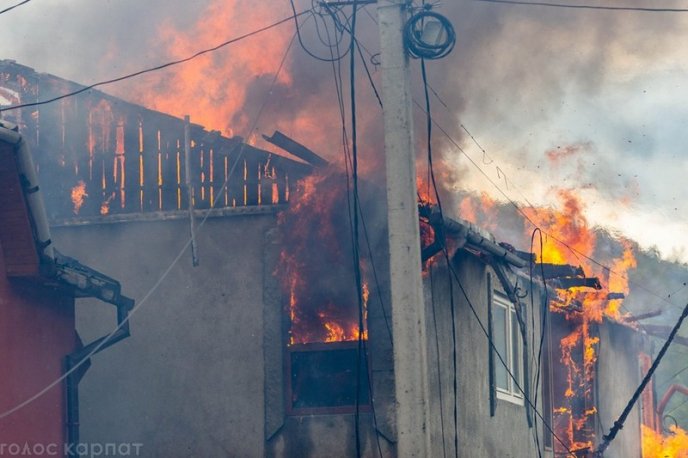 У Рахові горіло декілька будинків – 01