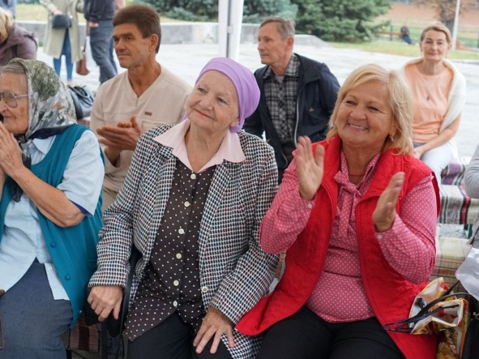 Салон краси просто неба: в Ужгороді зробили подарунок для людей похилого віку – 07 Салон краси просто неба: в Ужгороді зробили подарунок для людей похилого віку – 07
