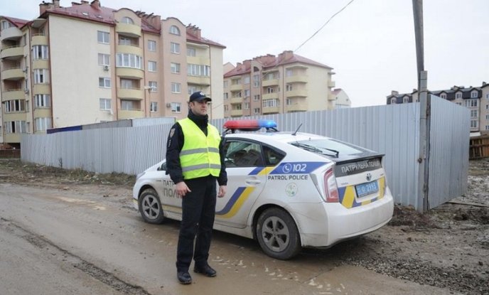 В Ужгороді забудовника оштрафують за те, що вантажівки виїжджали з будівництва із брудними колесами – 15