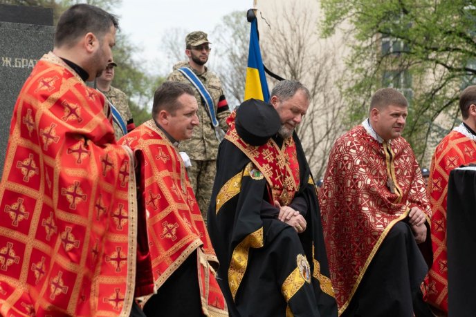 Закарпатці сьогодні попрощалися із 45-річним Героєм – 08