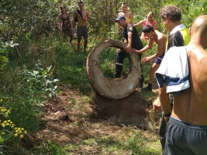 Будні рятувальників: як на Берегівщині корову з каналізаційного люку рятували – 06