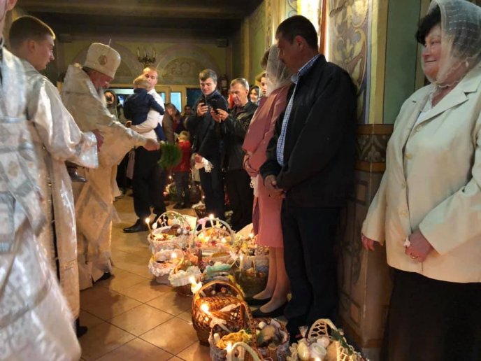 Як освячували пасхальні кошики у Мукачівському кафедральному соборі Почаївської ікони Божої Матері – 08 Як освячували пасхальні кошики у Мукачівському кафедральному соборі Почаївської ікони Божої Матері – 08