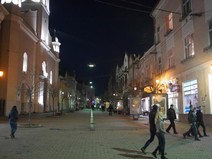 На центральних вулицях Ужгорода відновлено вуличне освітлення – 05