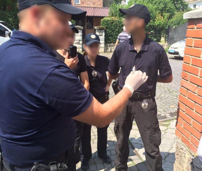 У Мукачеві патрульні виявили у мокрих кишенях затриманого наркотики – 04