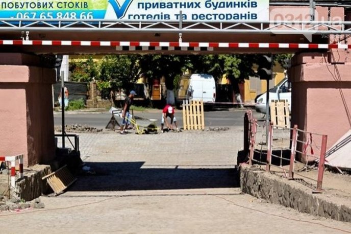 Чому ремонт на вулиці Антонівській в Ужгороді досі не завершили – 05
