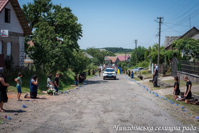 У Чинадіївській громаді поховали молодого воїна, який загинув на війні – 06