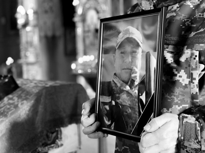 Мукачівці зі сльозами на очах провели в останню путь загиблого Героя – 01