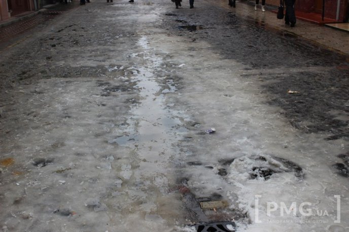 Одна з центральних вулиць Мукачева перетворилась на суцільну калюжу – 31